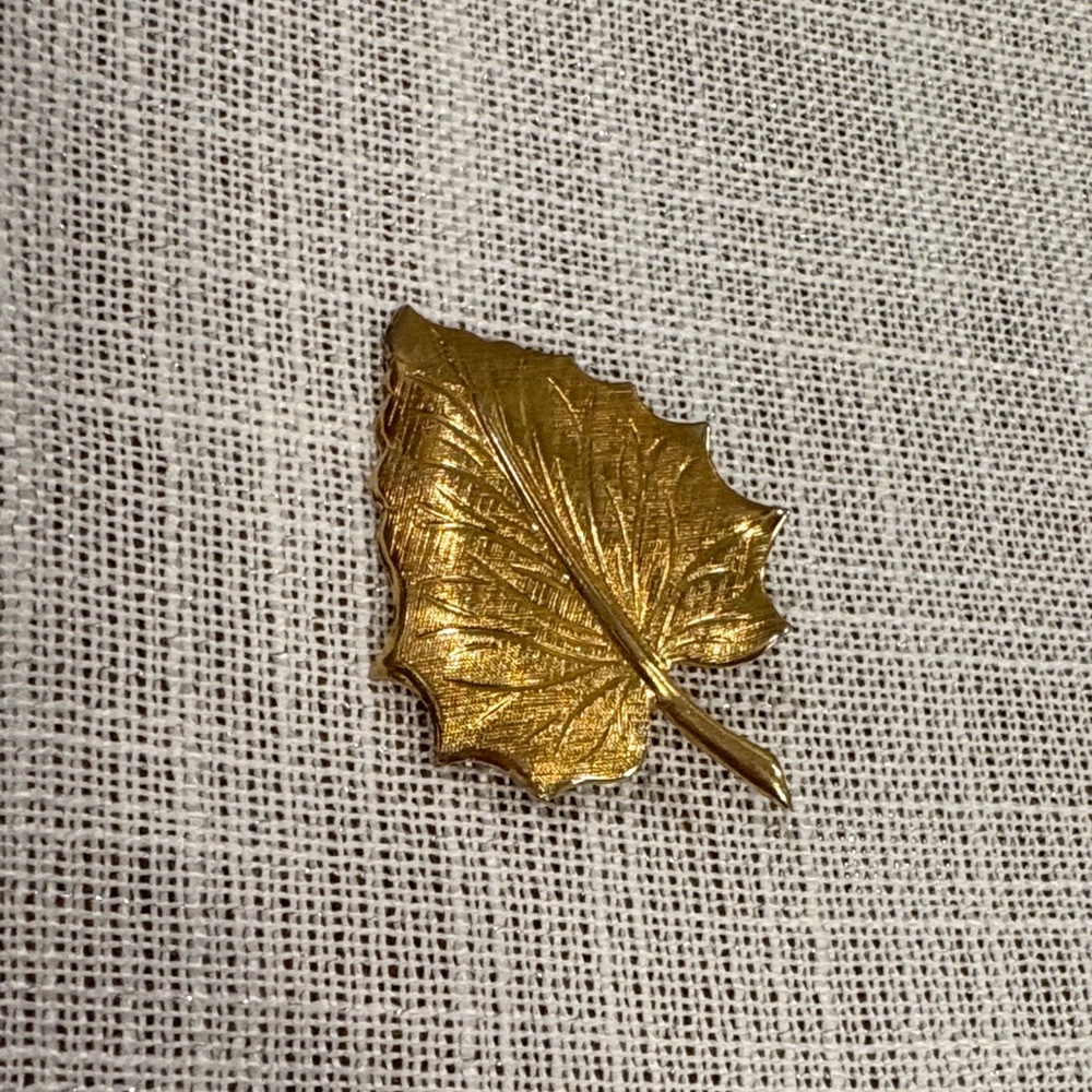 Vintage Gold Tone Leaf Brooch